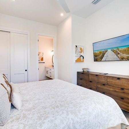 Swanky Bubbles, 9 Beds, 11 Bathrooms, Pet-Friendly With A Rooftop Deck And Steps Away To The Beach! Holmes Beach Exterior photo