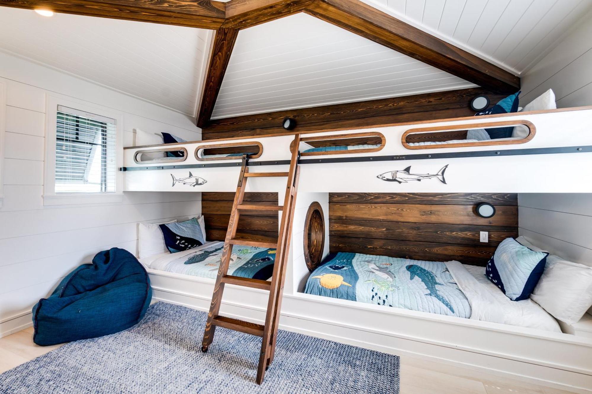 Swanky Bubbles, 9 Beds, 11 Bathrooms, Pet-Friendly With A Rooftop Deck And Steps Away To The Beach! Holmes Beach Exterior photo